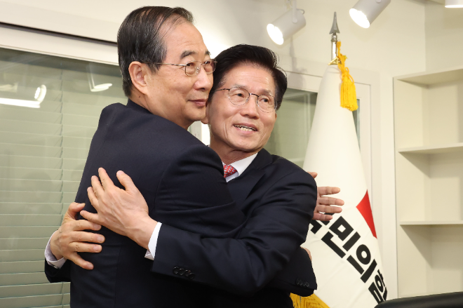 국민의힘 김문수 대선 후보와 한덕수 전 국무총리가 11일 국민의힘 당사에서 만나 포옹하고 있다. 사진=연합뉴스