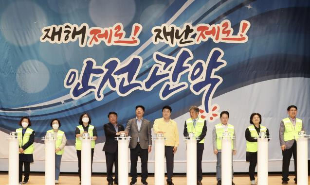 지난해 주민들과 함께 침수재해약자 동행파트너 발대식에 참여한 박준희 관악구청장