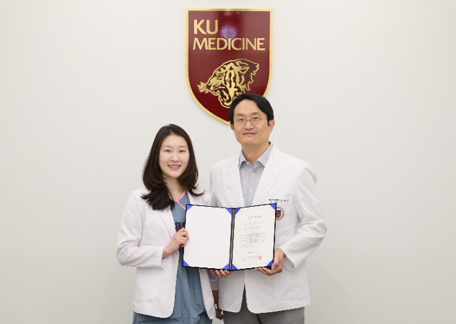 (좌측부터) 고대구로병원 마취통증의학과 배지성 전공의, 임병건 교수. 사진=고대구로병원