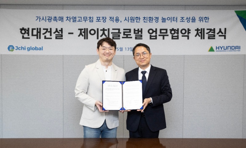 (오른쪽부터)현대건설 최광호 건축주택설계실장과 제이치글로벌 오주명 대표가 업무협약 체결식을 마치고 기념사진을 촬영하고 있다.(사진=현대건설)