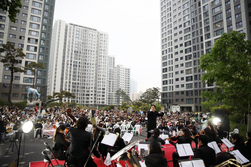 영흥숲 푸르지오 파크비엔 단지에서 웨스턴심포니 오케스트라가 연주를 선보이고 있다.(사진=대우건설)
