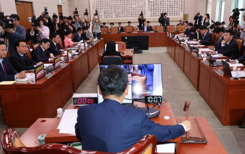 의사봉 두드리는 정청래 위원장(사진=연합뉴스)