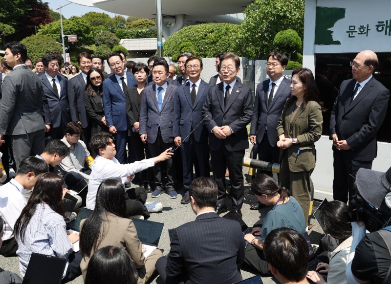 유엔기념공원에서 취재진 질문에 답하는 이재명 후보(사진=연합뉴스)