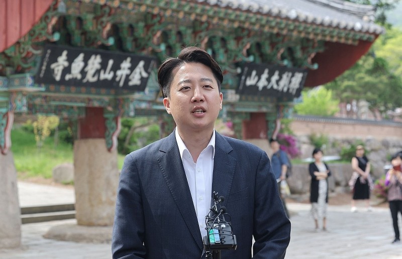 취재진 질문 답하는 이준석 후보(사진=연합뉴스)