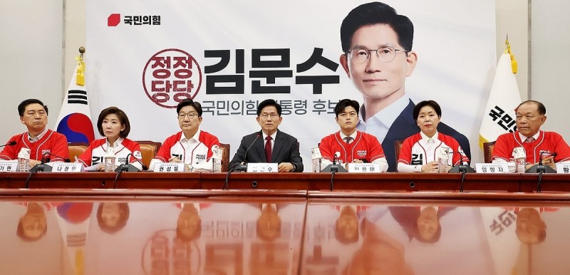 중앙선대위 회의에서 발언하는 김문수 대선 후보(사진=연합뉴스)