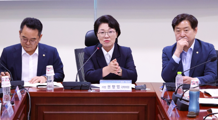 권향엽 (가운데) 국회의원 (사진=의원실)