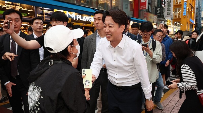 지지자들의 응원 받는 이준석 대선 후보(사진=연합뉴스)