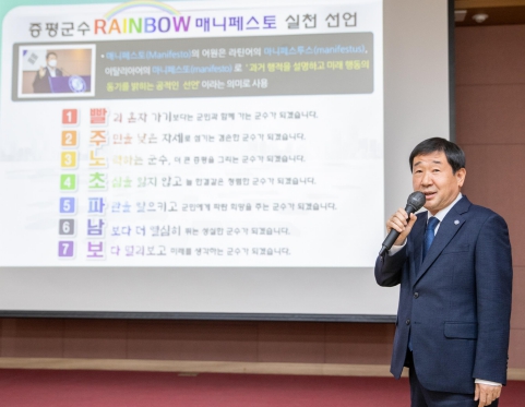 지역주민에게 공약 설명하는 이재영 증평군수