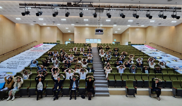 1. 천안시는 16일 천안시청소년복합커뮤니티센터에서‘2025 원어민영어교사 역량강화교육’을 진행하고 있다.