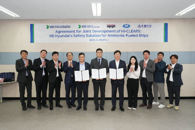 HD한국조선해양이 16일, 전북 군산에 위치한 한국선급 그린쉽 기자재인증센터에서 HMM, 한국선급(KR), 한국해양대학교와 함께 암모니아 처리 통합기술 실증을 위한 공동개발 협약식을 체결했다. 가운데 왼쪽에서부터 김영선 HMM 책임,  박상민 HD한국조선해양 상무,  연규진 한국선급 상무. 사진=HD한국조선해양