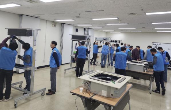 용산구 일자리 연계형 직업교육프로그램에서 구민들이 직업교육을 받고 있다.