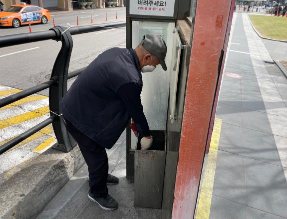 동행일자리 사업에 참여한 근로자들이 일하고 있는 모습