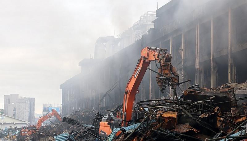 금호타이어 화재현장 잔해 제거작업(사진=연합뉴스)