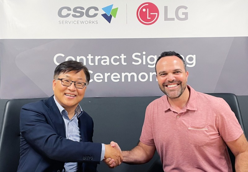 왼쪽부터 LG전자 미국법인 HS담당 김상용 전무, CSC 로드리고 카스텔라노스(Rodrigo Castellanos) CEO. 사진=LG전자
