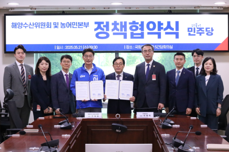 문대림 (왼쪽 네번째) 국회의원 (사진=의원실)