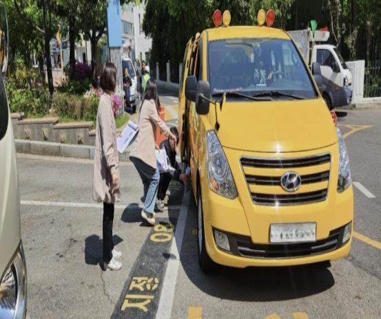 관내 어린이통학차량을 점검하는 모습