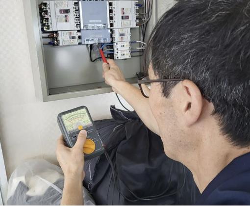 패션봉제업체 전기 안전점검하는 모습