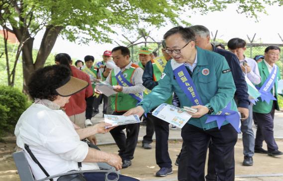 21일 유성훈 금천구청장이 주민에게 안전 홍보물을 나눠주고 있다