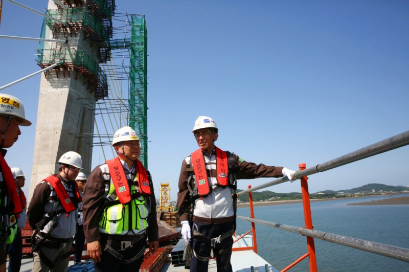 한화 건설부문 김승모 대표이사(우측 첫번째)가 제3연륙교 현장을 방문해 안전 시설물 설치 상태를 점검하고 있다.(사진=한화 건설부문)