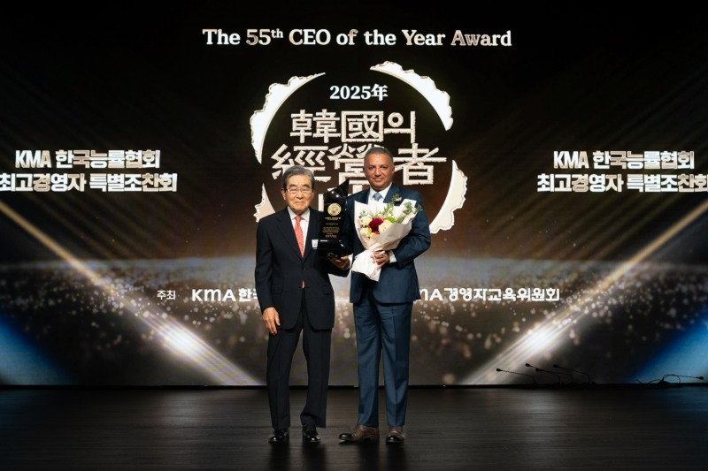 안와르 알 히즈아지 S-OIL CEO(오른쪽)와 이봉서 한국능률협회장.(사진=에쓰오일)