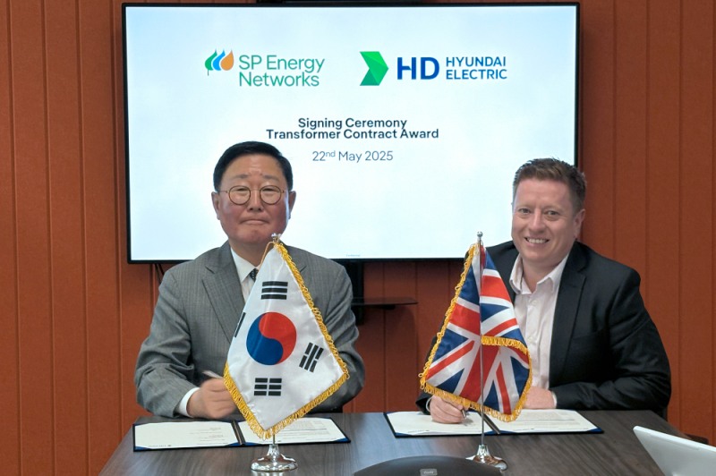 현지시간 22일(목) 스코틀랜드 ‘에스피 에너지 네트웍스(SP Energy Networks)’ 본사에서 HD현대일렉트릭 조석 부회장(사진 왼쪽)과 에스피 에너지 네트웍스 에디 멀홀랜드(Eddie Mulholland) 기술총괄이사가 400킬로볼트(kV)급 초고압 변압기 4대에 대한 공급계약을 체결했다.(사진=HD현대일렉트릭)