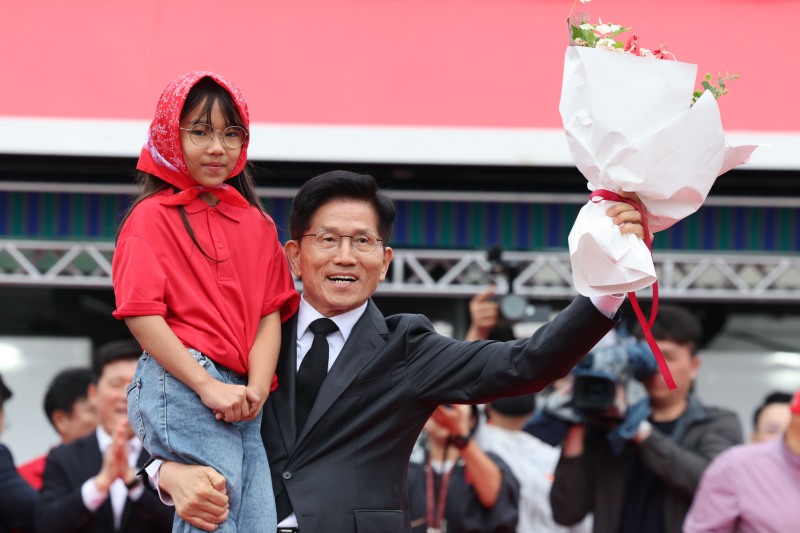국민의힘 김문수 대선 후보가 24일 경북 구미시 박정희 전 대통령 생가 앞에서 집중유세를 하고 있다. 사진=연합뉴스
