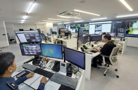 관악구 통합관제센터에서 실시간으로 CCTV를 모니터링하고 있다