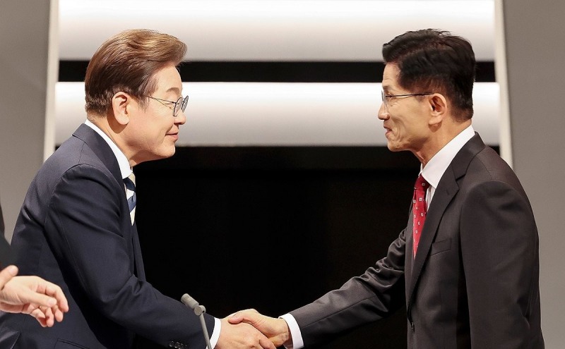 2차 후보자 토론회서 만나 악수하는 이재명-김문수 후보(사진=연합뉴스)
