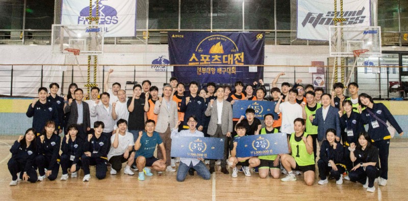 본부대항 배구대전에서 1‧2‧3위를 차지한 팀이 시상식을 마친 후 현대건설 이한우 대표(가운데)를 비롯한 경영진, 현대건설 배구단과 함께 기념사진을 찍고 있다.(사진=현대건설)