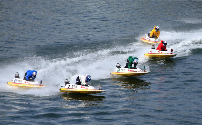 미사경정장에서 선수들이 턴마크를 돌며 치열한 경합을 벌이고 있다.(사진=국민체육진흥공단)