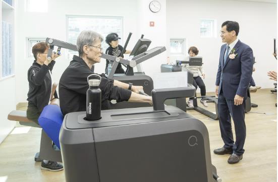 양천구 보건소 별관을 이용하는 주민들과 소통하는 이기재 양천구청장