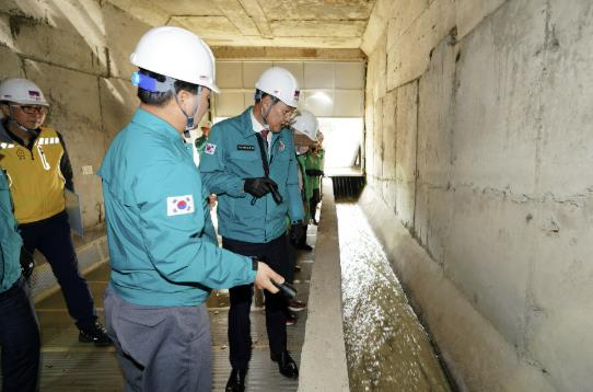 지난해 여름, 안전사고 예방을 위한 사전 점검에 나선 정문헌 종로구청장과 구청 관계자들의 모습