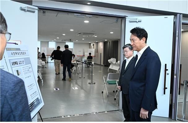 서울 중구 신당누리센터에 마련된 사전투표장 점검하는 오세훈 서울시장(사진=서울시)