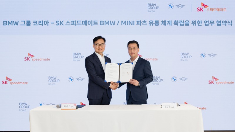 27일 열린 기념식 자리에 선 안무인 SK스피드메이트 대표(왼쪽)와 정상천 BMW 그룹 코리아 애프터세일즈 총괄본부장의 모습.(사진=SK스피드메이트)