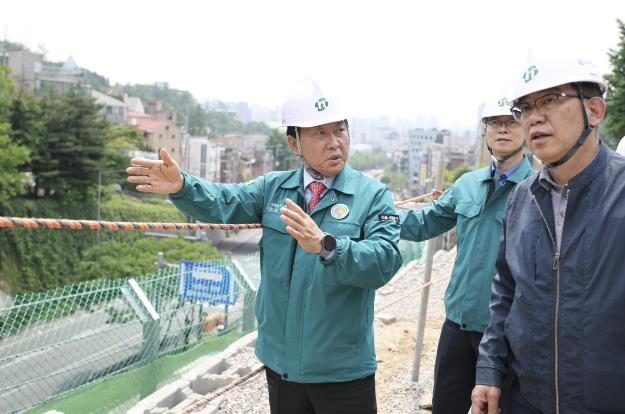 이성헌 서대문구청장(왼쪽)이 28일 오후 관내 금화터널 인근 도로개설공사 현장을 찾아 여름철 집중호우에 대비한 안전 점검을 실시하고 있다.