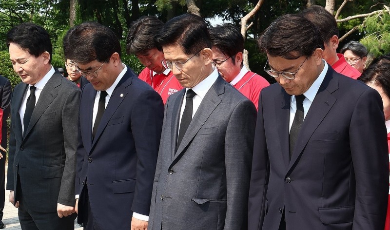맥아더 장군 동상 앞에서 묵념하는 김문수 후보와 지도부(사진=연합뉴스)