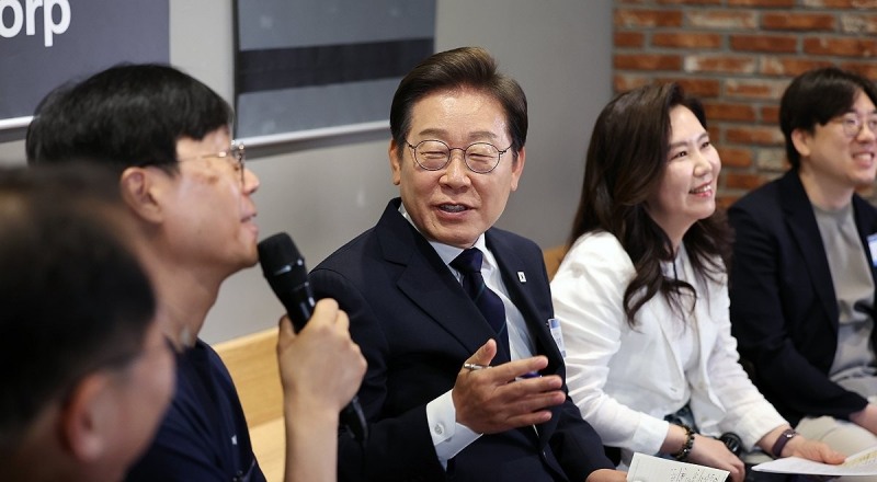소셜ㆍ스타트업 대표들의 고민거리 듣는 이재명 대표(사진=연합뉴스)