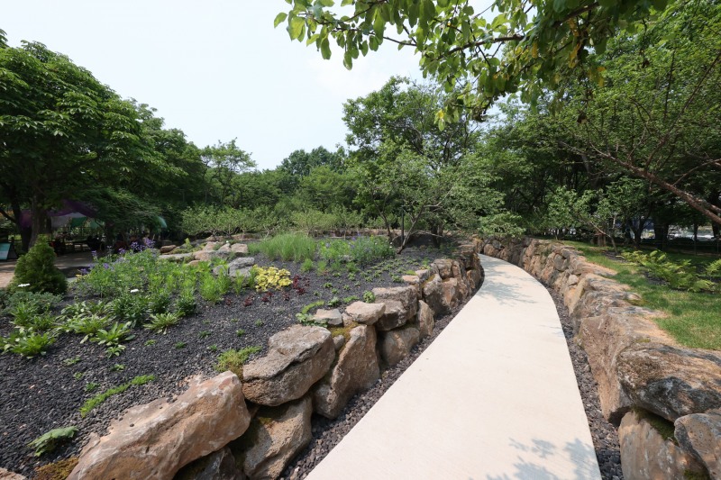 대우건설이 “돌과 빛의 숲”이라는 주제로 조성한 ‘푸르지오 정원’.(사진=대우건설)