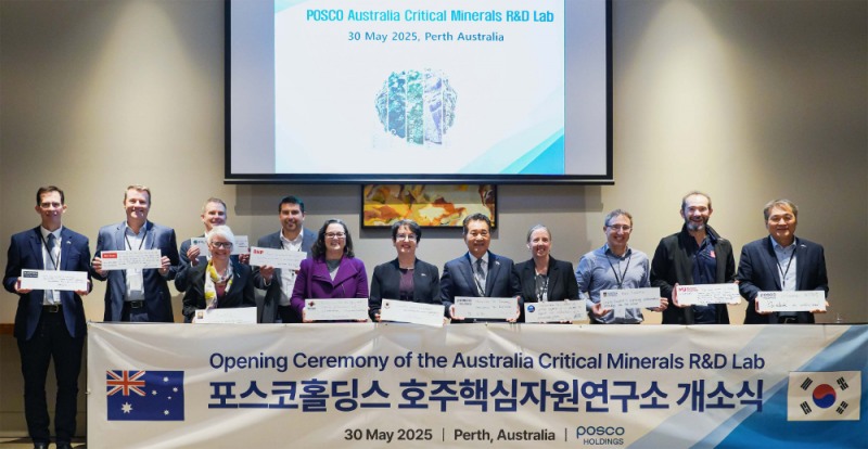 (왼쪽부터) 윌 밀스티드(Will Millsteed) 리오틴토 CFO, 존 스태닝(John Stanning) PLS 개발총괄, 조 엘핑 황(Jo Elfving Hwang) 커틴大 교수, 벤 엘리스(Ben Ellis) BHP 지속가능성 담당임원, 미리암 스탠보로우(Miriam Stanborough) MRIWA 이사회 의장, 페이 두다(Fay Duda) 주호주 명예영사, 장인화 포스코그룹 회장, 루이스 피셔(Louise Fisher) CSIRO 광물자원부문 디렉터, 마르코 피오렌티니(Marco Fiorentini) 서호주大 교수, 알렉스 니콜로스키(Aleks Nikoloski) 머독大 교수, 포스코홀딩스 김기수 미래기술연구원장..(사진=포스코홀딩스)