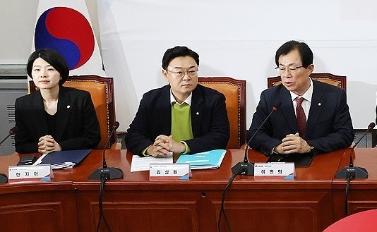 김성원 (가운데) 국회의원 (사진=연합뉴스)