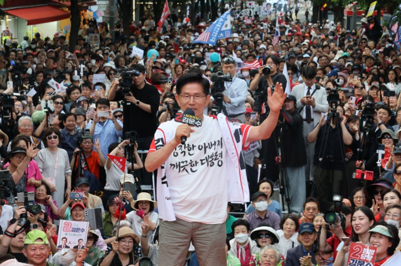 신촌역 집중 유세에 나선 김문수 후보(사진=연합뉴스)