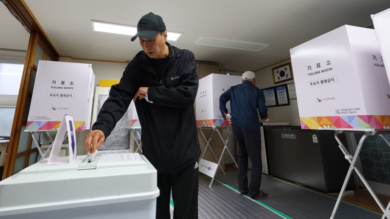 (사진=연합뉴스) 제21대 대통령 선거일인 3일 새벽 인천 남동구 석천경로당에 마련된 간석4동 제2투표소에서 유권자들이 투표하고 있다.
