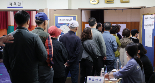 (사진=연합뉴스) 제21대 대통령 선거일인 3일 울산시 남구 신정중학교 체육관에 마련된 옥동 제3투표소에서 유권자들이 투표하기 위해 줄을 서서 기다리고 있다.