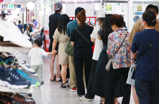 진연수 기자제21대 대통령선거 투표일인 3일 서울 동대문구 한 쇼핑타운에 마련된 장안제1동 제2투표소에서 유권자들이 투표를 하기 위해 줄을 서 있다. (사진=연합뉴스)