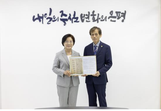 이준 황손(오른쪽)으로부터 대동단 독립선언서 영인본을 전달받은