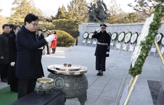 지난 1월, 박일하 동작구청장이 국립서울현충원을 찾아 순국선열과 호국영령들께 참배하고 있다.