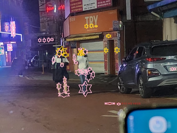 중국인으로 추정되는 여 종사원들이 업소에서 나와 이동하고 있다