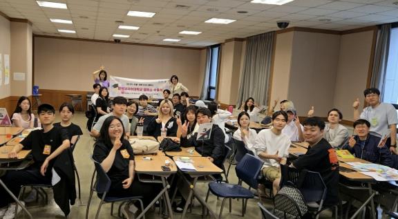 도봉-대학 ESD 한국외대 캠퍼스 수료식에서 참여자들이 단체 사진을 찍고 있다.