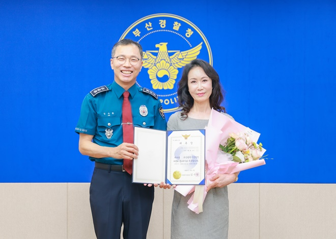 김수환 부산경찰청장이 가수 헤라에게 홍보대사 위촉장을 수여하고 기념촬영.(사진제공=부산경찰청)