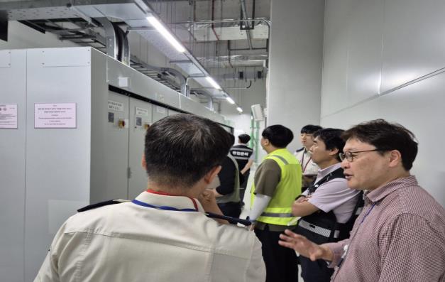 9일 금천구청 직원들과 소방관, 전문가들이 함께 데이터센터를 점검하고 있다.